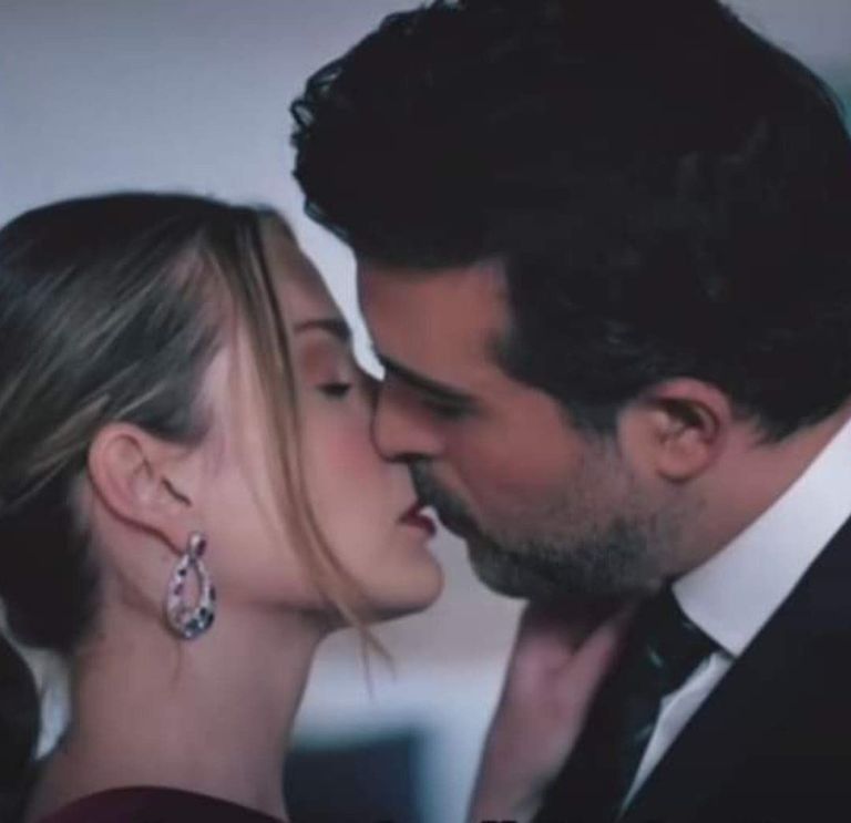 محمود نصر وسيتفاني في مشهد القبلة