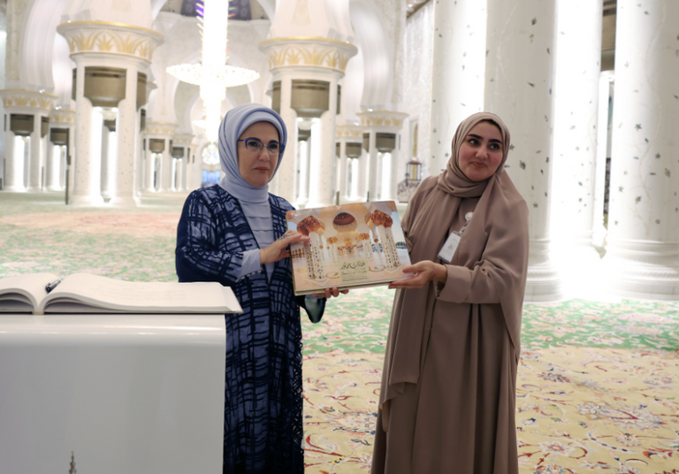 قرينة الرئيس التركي تزور جامع الشيخ زايد الكبير