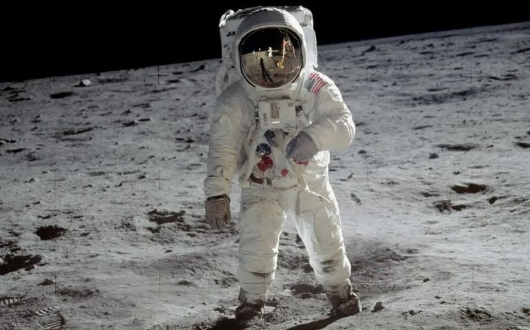 رائد الفضاء الأمريكي على سطح القمر