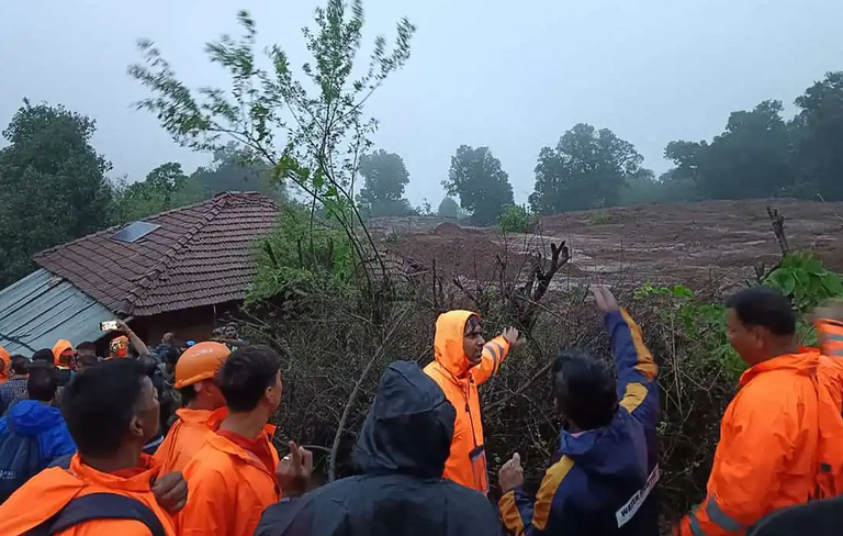 عمال إنقاذ بموقع الانهيار الأرضي