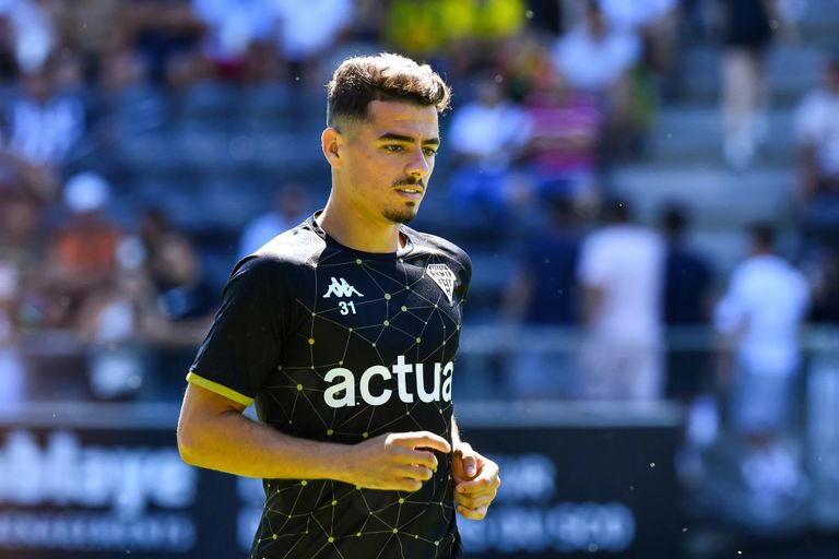 إلياس الشتي الجزائري إلياس الشتي لاعب الوداد المغربي الجديد