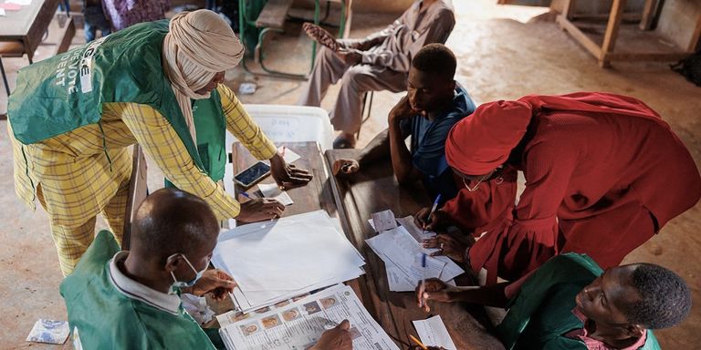 مؤيد للاستفتاء يرفع لافتة عليها 