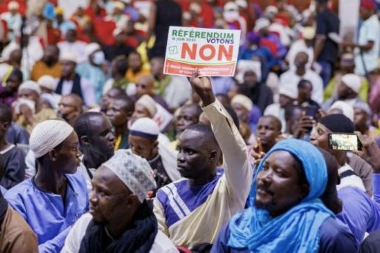 مؤيد للاستفتاء يرفع لافتة عليها 