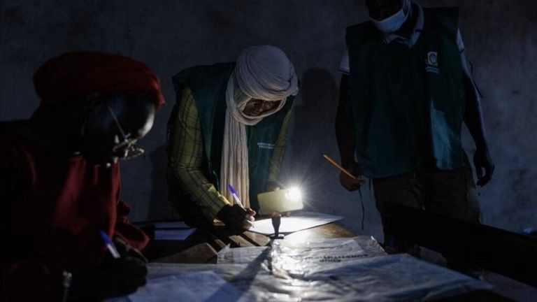 مؤيد للاستفتاء يرفع لافتة عليها 