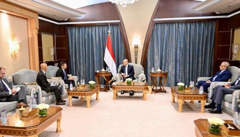 جانب من لقاء العليمي والسفير الأمريكي