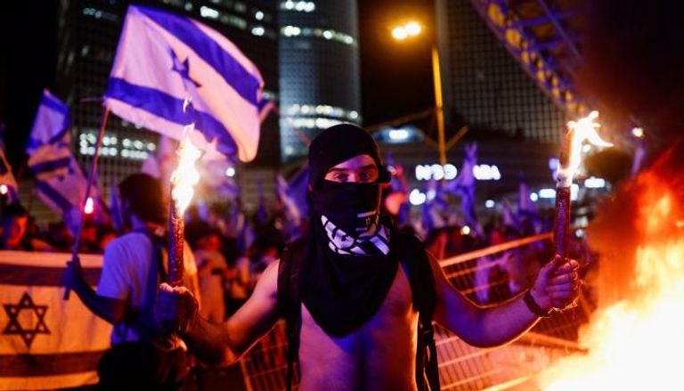 إسرائيلي خلال احتجاجات على إقرار قانون مثير للجدل