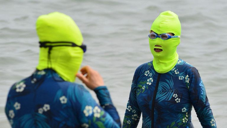 2 من مرتادي الشواطئ ترتديان الفيسكيني