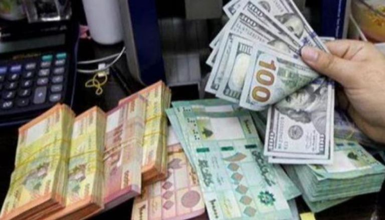 عملات ورقية من الدولار والليرة اللبنانية- أشيفية