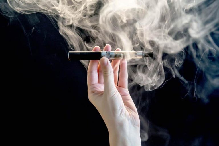 سيجارتان إلكترونية وتقليدية