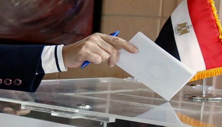 مواطن يدلي بصوته في أحد الاستحقاقات الانتخابية بمصر - أرشيفية
