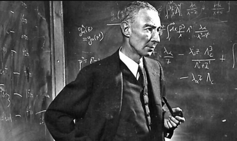 ألبرت أينشتاين مع روبرت أوبنهايمر في مشهد من الفيلم