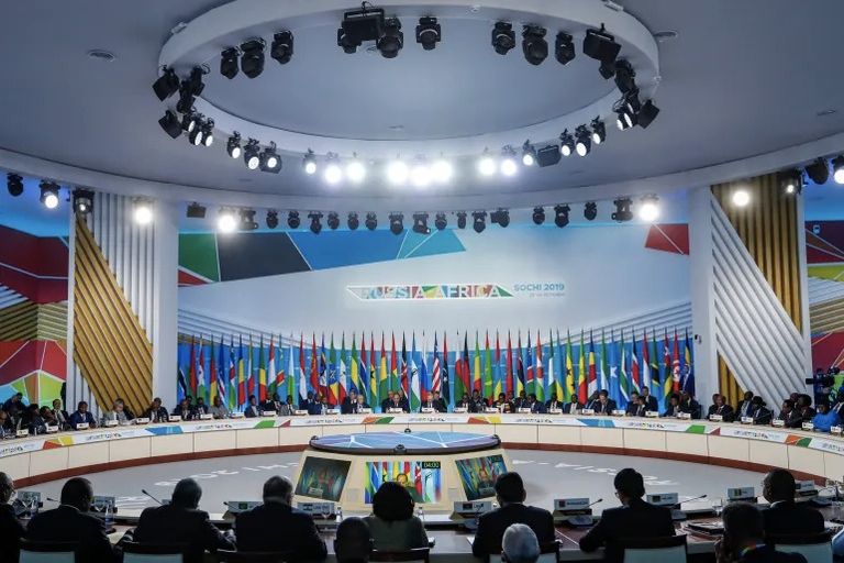 أعلام في سانت بطرسبرغ تروج للقمة الروسية الأفريقية الثانية 