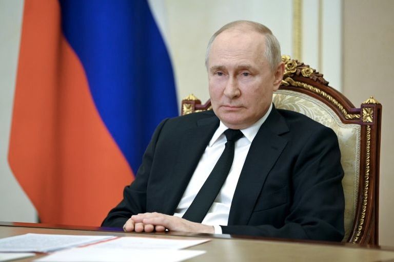 أعلام في سانت بطرسبرغ تروج للقمة الروسية الأفريقية الثانية 