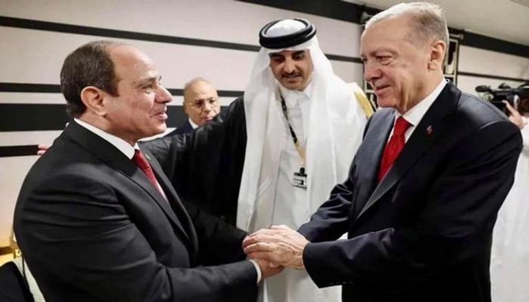 لقاء سابق بين الرئيسين المصري السيسي والتركي أردوغان على هامش مونديال قطر