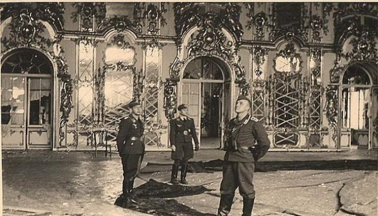 جنود ألمان في غرفة العنبر