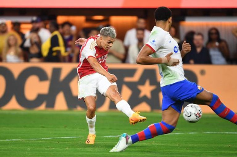 من مباراة برشلونة وأرسنال