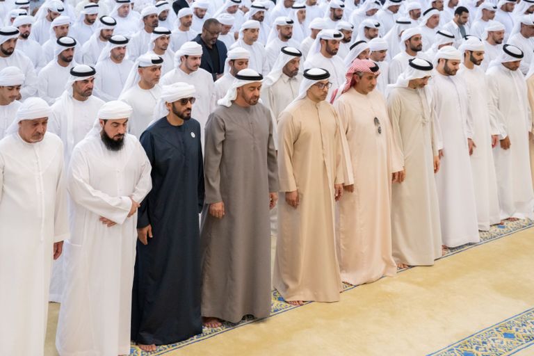 الشيخ محمد بن زايد آل نهيان يؤدي صلاة الجنازة على الشيخ سعيد بن زايد آل نهيان