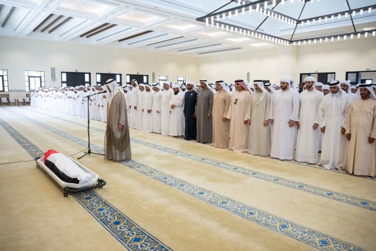 الشيخ محمد بن زايد آل نهيان يؤدي صلاة الجنازة على الشيخ سعيد بن زايد آل نهيان