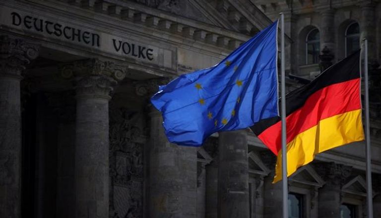 علما الاتحاد الأوروبي وألمانيا أمام مبنى مجلس النواب الألماني- رويترز