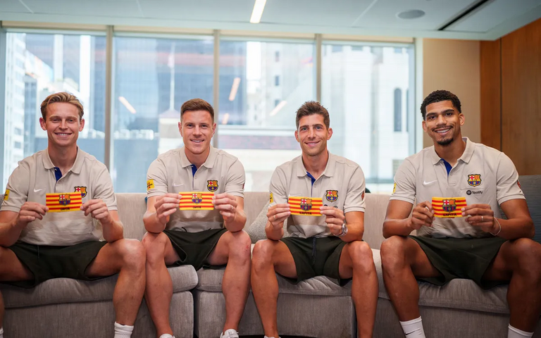 دي يونغ قائد برشلونة الهولندي فرينكي دي يونغ