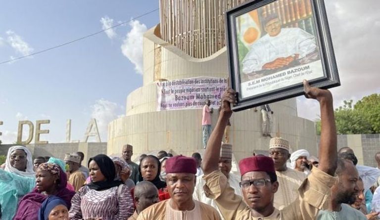 مؤيدون للرئيس بازوم