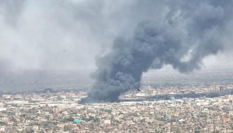 أعمدة الدخان في سماء الخرطوم مع استمرار القتال - رويترز