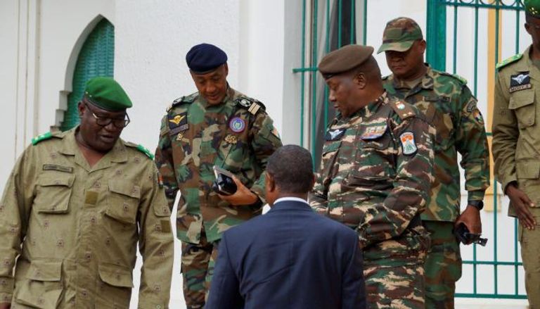 وصول الجنرال عبدالرحمن تشياني للقاء وزراء في نيامي - رويترز