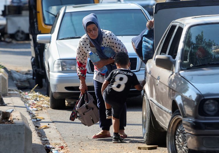 أعمدة الدخان تتصاعد في مخيم عين الحلوة جراء الاشتباكات