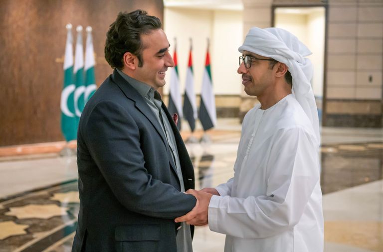 جانب من لقاء الشيخ عبدالله بن زايد آل نهيان والوزير الباكستاني