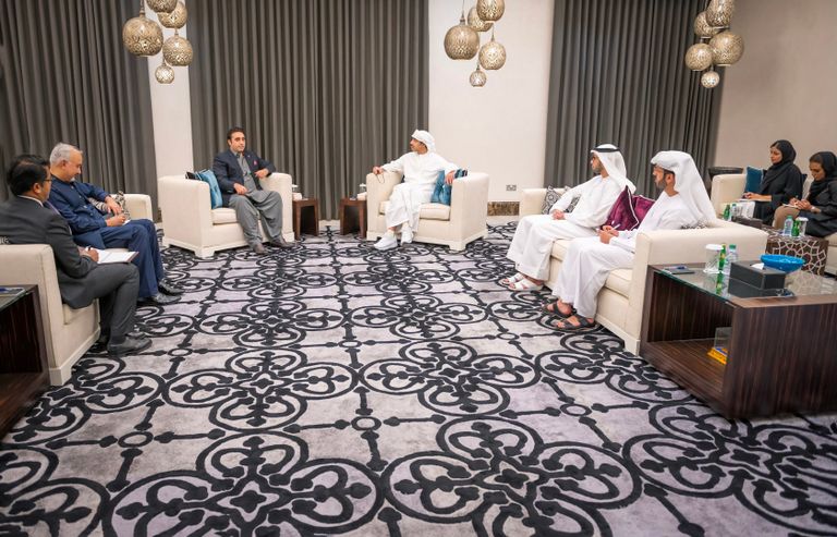 جانب من لقاء الشيخ عبدالله بن زايد آل نهيان والوزير الباكستاني
