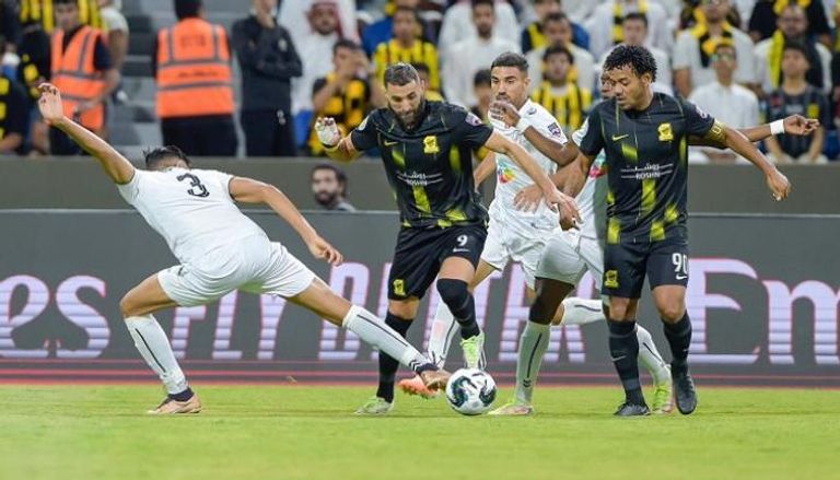 كريم بنزيما خلال مباراة الاتحاد والصفاقسي