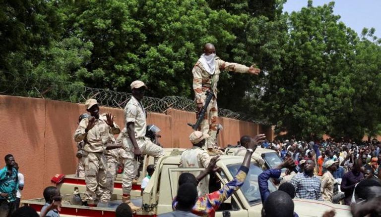 عناصر من جيش النيجر وسط حشود المؤيدين - رويترز