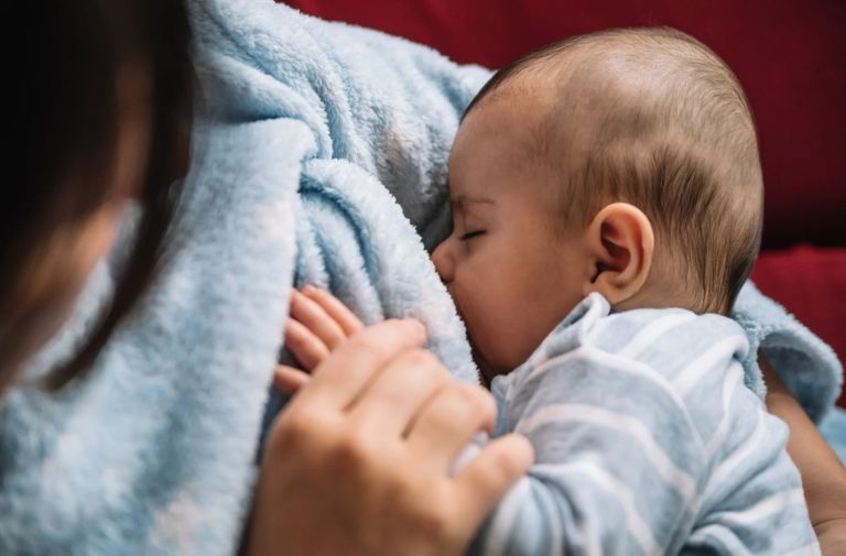 أم ترضع صغيرها طبيعيا - تعبيرية