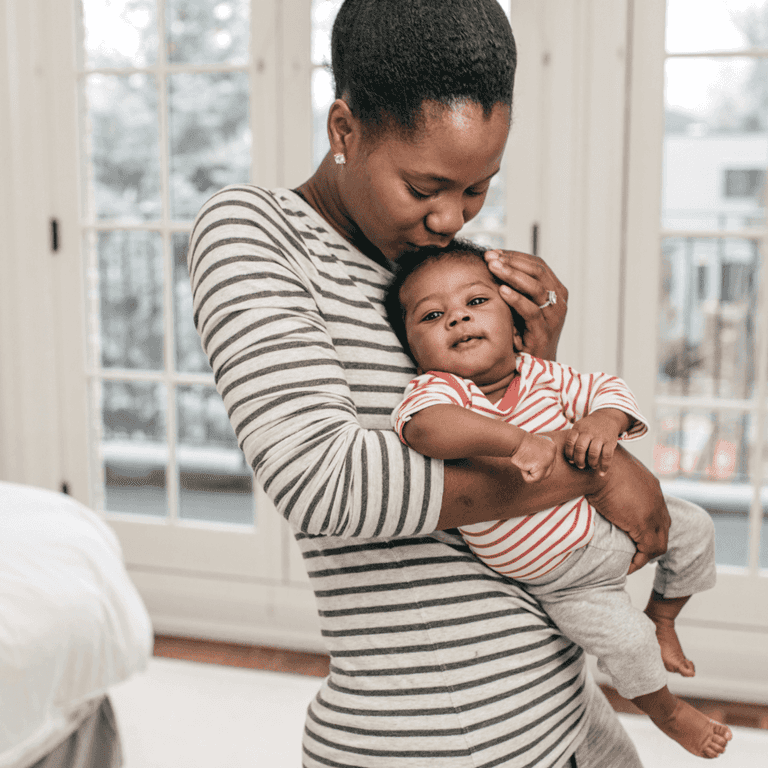 أم ترضع صغيرها طبيعيا - تعبيرية