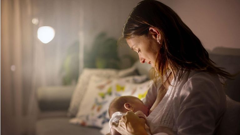 أم ترضع صغيرها طبيعيا - تعبيرية