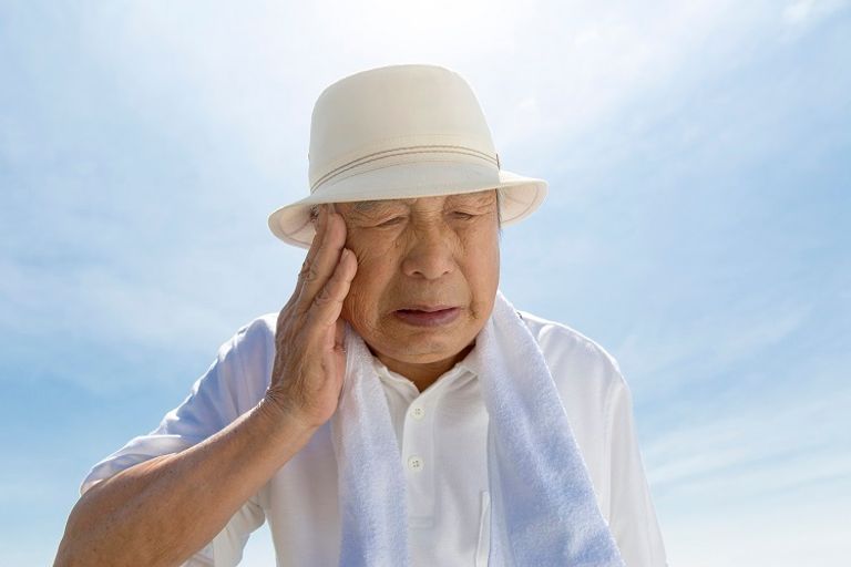 طفلة تنعش نفسها بقدر من الماء