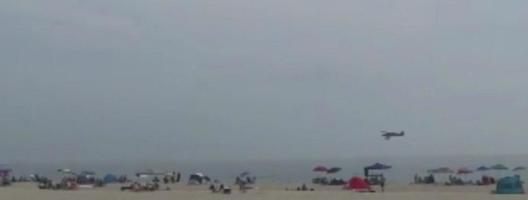 الطائرة أثناء تحليقها فوق الماء