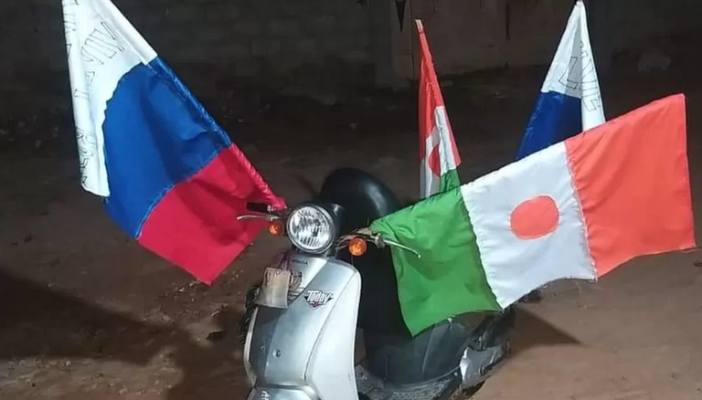 متظاهرون في النيجر يرفعون علمي بلادهم وروسيا