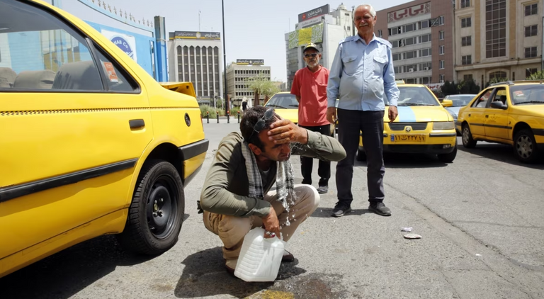 طفل ينعش وجهه بقارورة مياه- أرشيفية