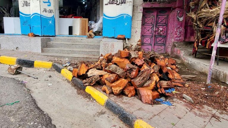 ارتفاع أسعار الوقود دفع بعض اليمنيين إلى استخدام الحطب