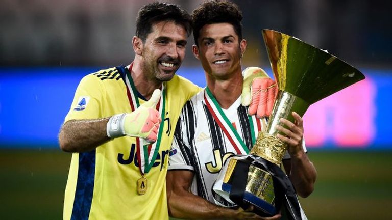 بوفون يحتفل بأحد الألقاب مع كريستيانو رونالدو