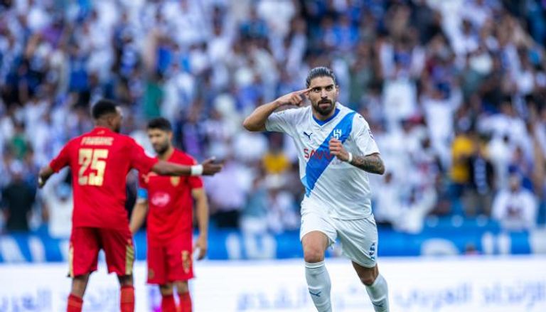 روبن نيفيز لاعب وسط الهلال السعودي الجديد