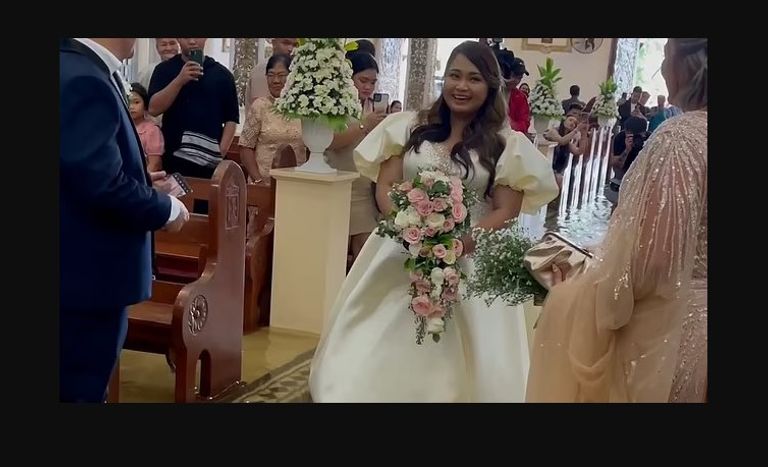 العروسان يسيران فوق المياه داخل الكنيسة