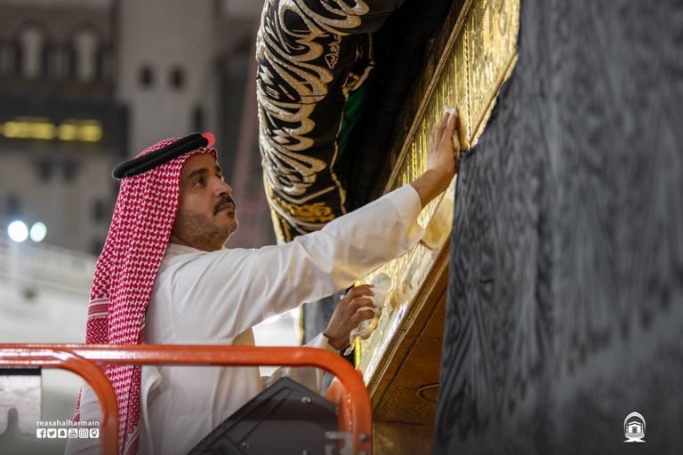 غسل الكعبة المشرفة وتبخير الحرم