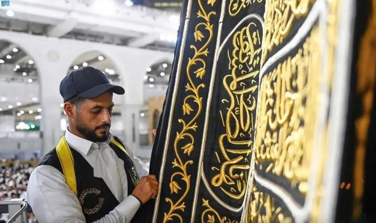 غسل الكعبة المشرفة وتبخير الحرم