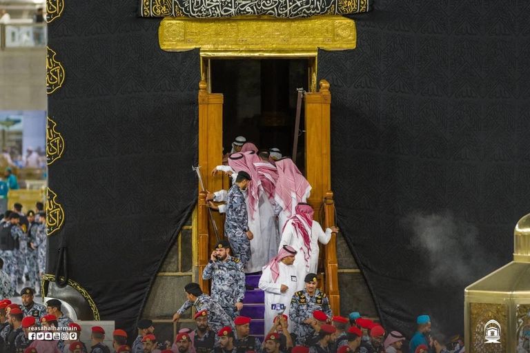 غسل الكعبة المشرفة وتبخير الحرم