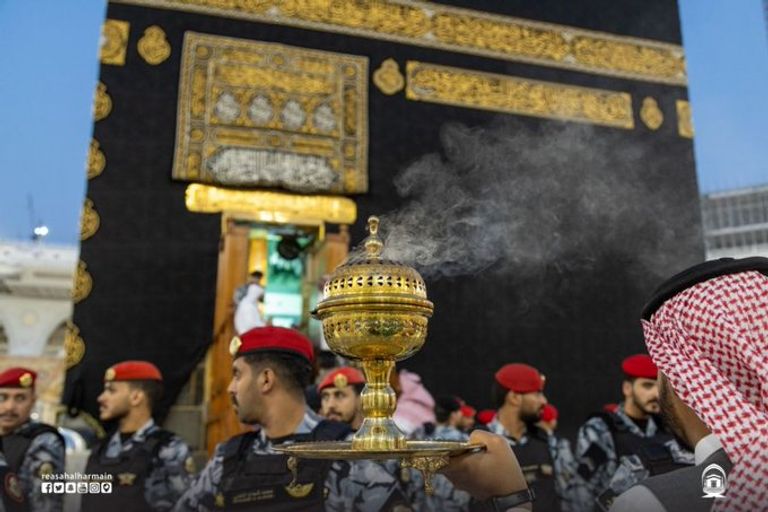 غسل الكعبة المشرفة وتبخير الحرم