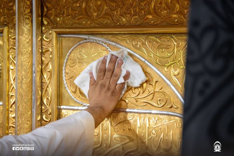 غسل الكعبة المشرفة وتبخير الحرم
