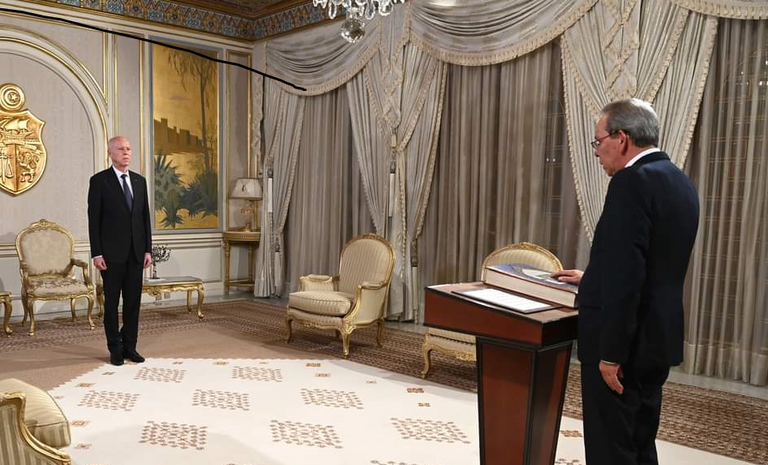 أحمد الحشاني رئيس الحكومة التونسية مع الرئيس قيس سعيد