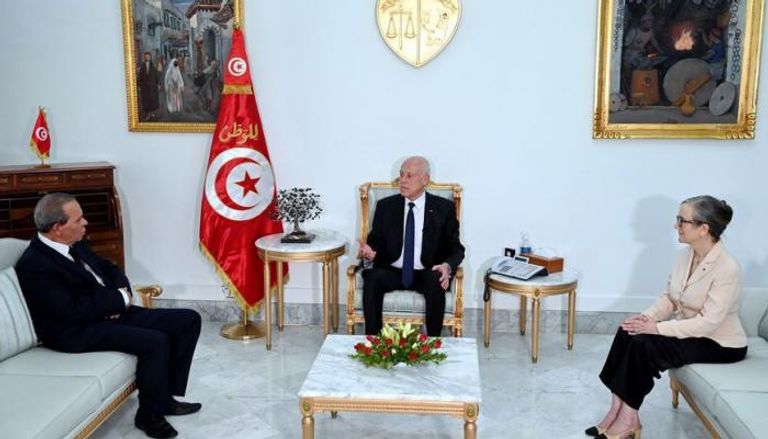 قيس سعيد لحظة تبادل المهام بين رئيس الحكومة الجديد ونجلاء بودن